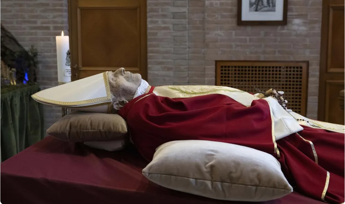 Velório de Bento XVI em 2022 seguiu rituais seculares da Igreja Católica